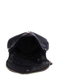 Musta nahkalaukku, jossa on pehmeä, teksturoitu pinta. Sisäpuoli mustalla kankaalla vuorattu, varustettu kultaisella vetoketjulla ja metallisella nappikiinnityksellä.