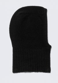 Gorro de malha preto com textura canelada, ligeiramente alongado na parte superior, feito de material macio; apresenta um design sem emendas.