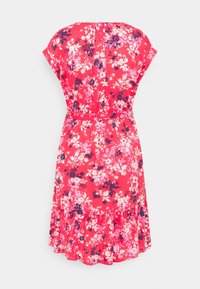 Vestido floral en un vibrante rosa con flores blancas y marinas. Mangas cortas tipo manga sisa, cinturilla con lazo y dobladillo con volante. Tejido ligero.