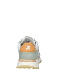 Männliche Sportsneaker mit einem weißen Obermaterial und grauen sowie orangefarbenen Akzenten, aus synthetischen Materialien, gepolstertem Kragen und einer strukturierten Gummisohle.