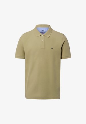 Beżowa koszulka polo z krótkim rękawem, z dwukolorową plisą zapinaną na dwa guziki oraz małym, ciemnym haftowanym logo drzewa na lewej piersi.