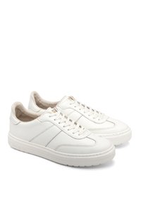 Białe skórzane sneakersy z teksturowanym wykończeniem, z płaskimi sznurowadłami, wyściełanym kołnierzem i gumową podeszwą. Subtelne detale w tonacji szwu.