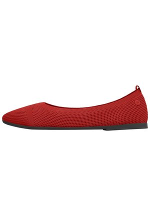 Ballerine plate rouge en tricot avec bout arrondi et semelle noire, dotée d'un tissu texturé respirant et d'une petite languette au talon.