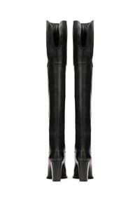 Melnas ādas augstās zābaki līdz augšstilbam ar izgriezumu apkaklē, kvadrātveida papēdi un gludu tekstūru, kas izceļas ar tīrām līnijām un minimāliem akcentiem.