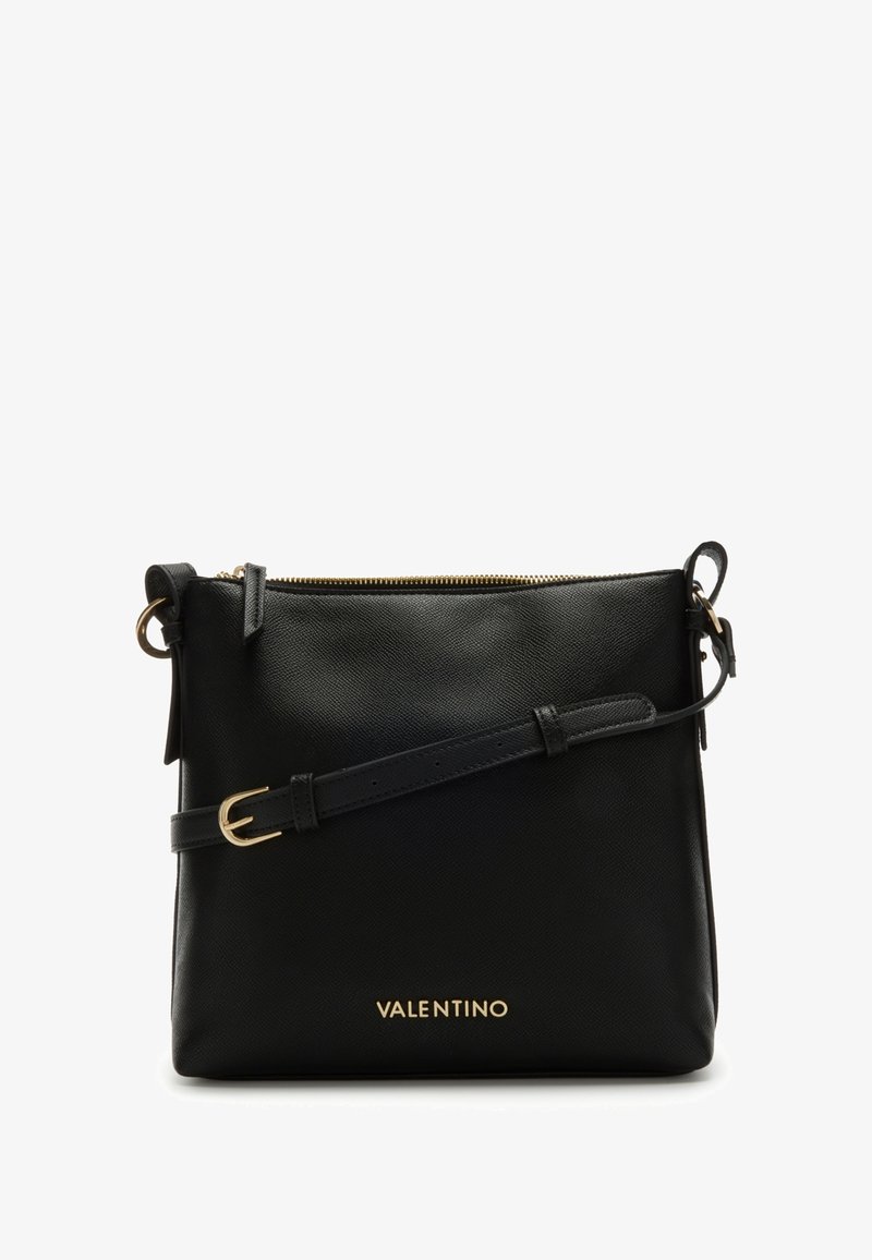 Schwarze Leder-Crossbody-Tasche mit strukturierter Oberfläche, goldfarbener Reißverschluss, verstellbarem Trageriemen und dem "VALENTINO"-Logo auf der Vorderseite.