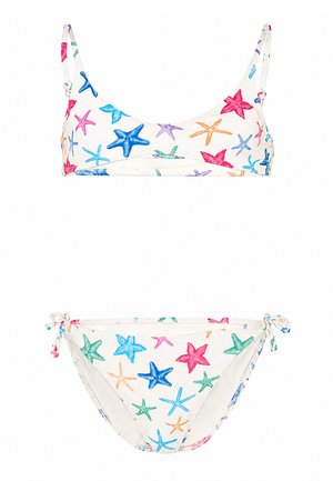 Bikini blanco con estampado de estrellas de mar coloridas y lados ajustables con lazos en la parte inferior, mostrado sobre fondo blanco.