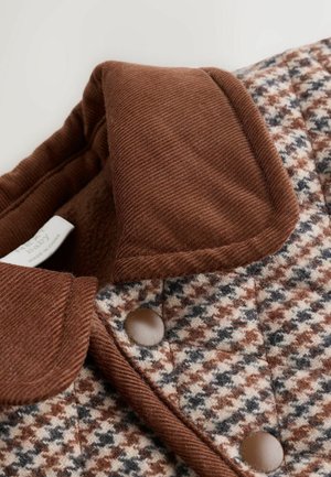 Jachetă matlasată cu guler din bumbac căptușit în maro, având un model hounds-tooth în bej, maro și gri, și nasturi dintr-un material maro.