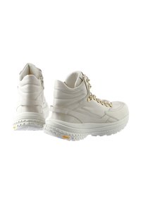 Weiße Leder-High-Top-Sneaker mit Metallösen, strukturierten Details, gepolstertem Kragen und Vibram-Sohle für besseren Halt.