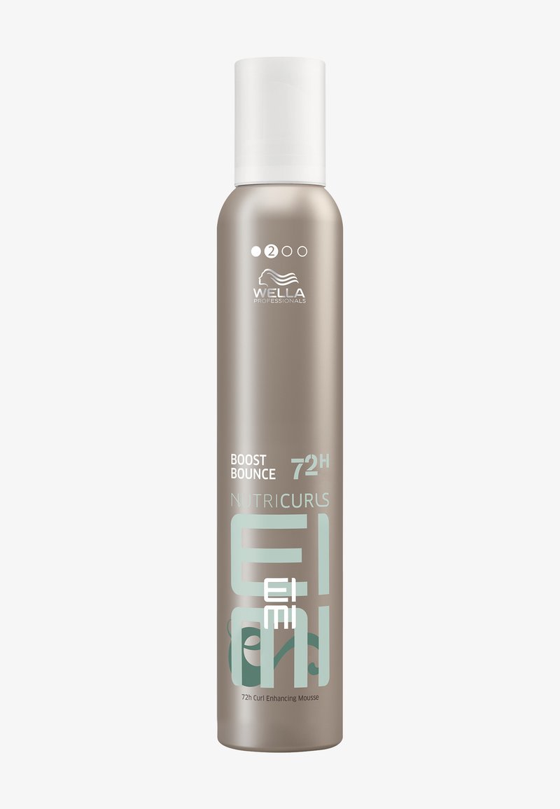 Grande bouteille beige de mousse Wella Professionals 72 heures Boost Bounce Nutricurls pour l'amélioration des boucles, avec un bouchon blanc.