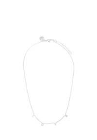 Silberne Halskette mit einer zarten Kette, drei dekorativen Charms, einem verstellbaren Verschluss und einem dezenten, glänzenden Finish.