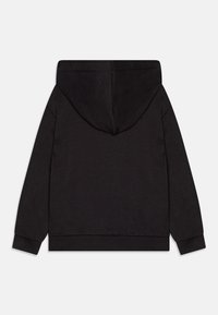 Sweatshirt preto com capuz e mangas longas, punhos e bainha canelados, textura suave e sem marca visível. A vista traseira mostra um design simples.