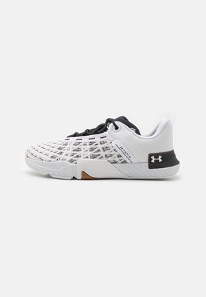 Chaussure de sport Under Armour blanche et noire avec design en mesh, semelle rembourrée, fermeture à lacets, et logo sur le talon et la languette.
