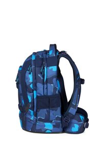 Zaino blu mimetico con spallacci imbottiti, più scomparti, una tasca in rete e un esterno in tessuto resistente.
