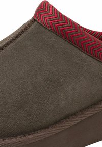 s.Oliver Lahtised kingad - dark brown