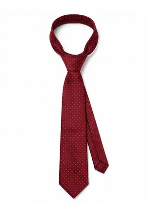 Punainen solmio, jossa pienet valkoiset pilkut, sidottu klassiseen solmuun, esitetty valkoisella taustalla.