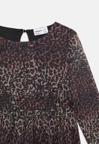 Garās piedurknes kleita ar brūnu, melnu un bežīgu leopardu rakstu un vieglu mirdzumu, ar apaļu kakla izgriezumu un aizmugurējo rāvējslēdzēju.