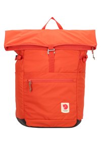 Sac à dos orange à rabat supérieur avec une poche zippée et des bretelles ajustables. Fabriqué en tissu durable avec un patch logo et une base noire.