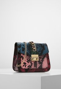 Borsa in pelle di serpente multicolore con forma strutturata, dotata di una chiusura in metallo dorato e una tracolla a catena. Texture liscia con dettagli a motivo.