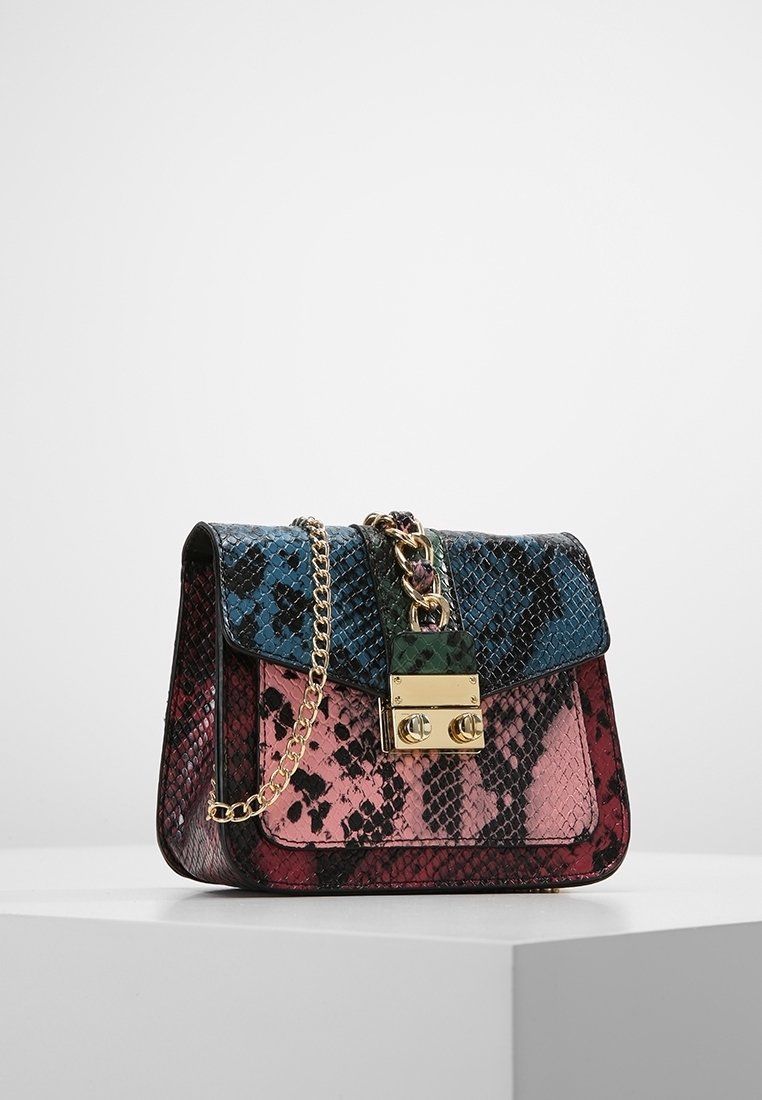 Borsa in pelle di serpente multicolore con forma strutturata, dotata di una chiusura in metallo dorato e una tracolla a catena. Texture liscia con dettagli a motivo.