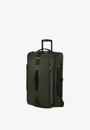 Valise à roulettes souple de couleur vert foncé avec poignée télescopique, poignées latérale et supérieure, poches zippées, et deux roues pour la mobilité.