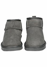 Šedé semišové kotníkové boty s zaoblenou špičkou, šitými švy a černou gumovou podrážkou. Disponují měkkou vnitřní podšívkou a minimalistickým designem.
