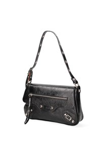Borsa a spalla in pelle nera con pattina, dettagli in zip, accessori in metallo argentato e una tracolla decorativa con borchie circolari.