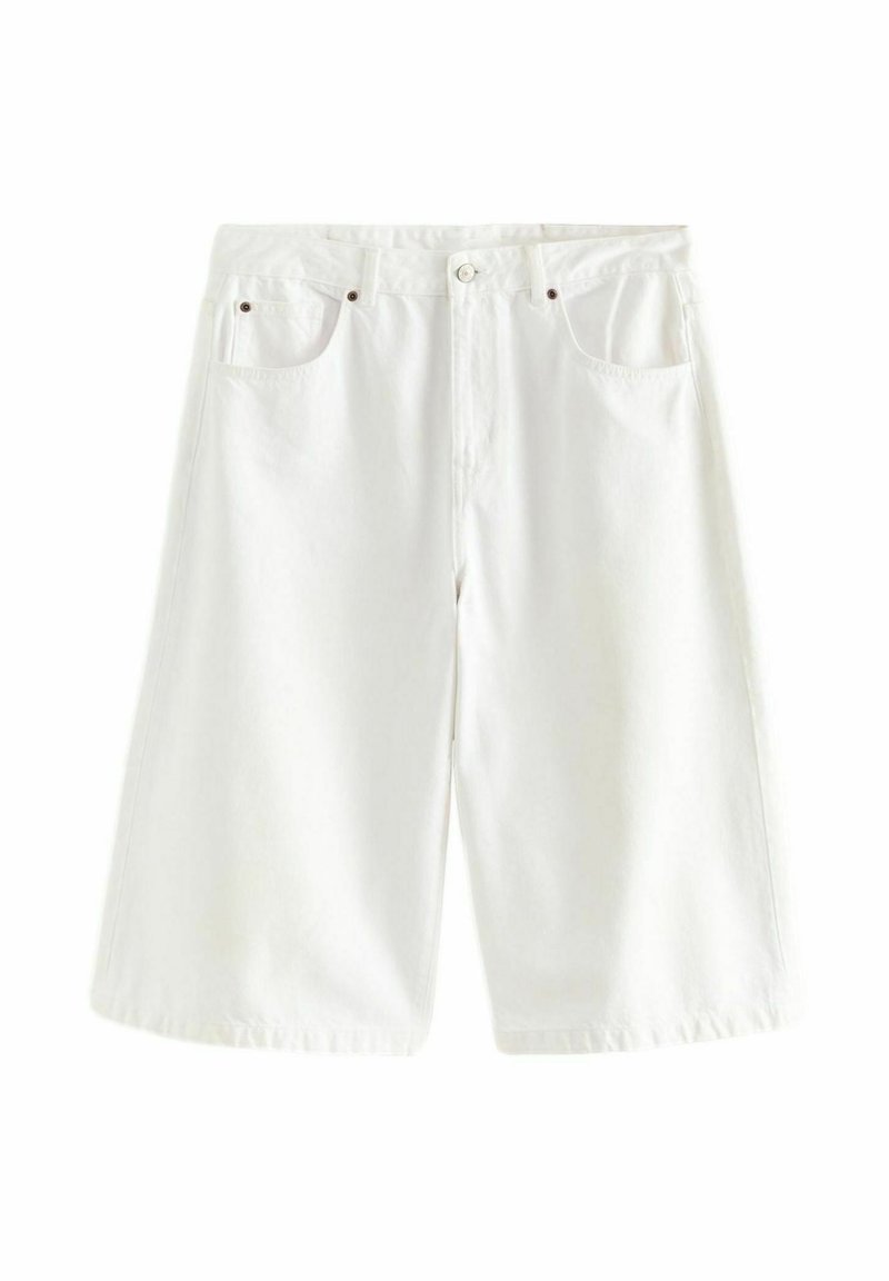 Vita denimshorts med en avslappnad passform, som har dragkedja, två framfickor och bruna metallnitar som detalj.