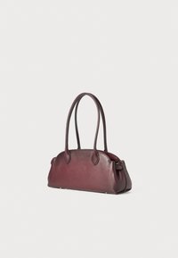 Borsa in pelle bordeaux con due lunghi manici, lati curvi e base piatta. Presenta una texture liscia e un design minimalista.