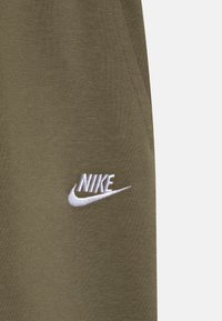 Nike Sportswear CLUB UNISEX - Tepláky - medium olive/white