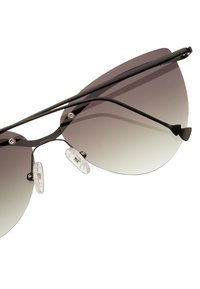 Occhiali da sole con montatura in metallo nero e lenti grandi a sfumatura. I comodi naselli e il design elegante migliorano la loro estetica moderna.