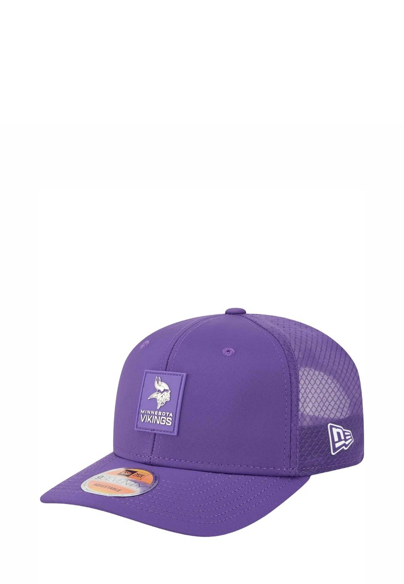 Lila Kappe aus Stoff mit einem Netzrücken. Auf der Vorderseite befindet sich ein rechteckiger Minnesota Vikings Logo-Patch und ein verstellbarer Riemen.