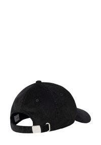 Cappellino da baseball in velluto a coste nero con visiera curva, cinturino regolabile sul retro e dettagli di cuciture visibili.