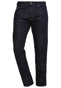 Vaqueros de mezclilla azul oscuro con un corte recto. Cuentan con cinco bolsillos, cierre de botón metálico y costuras en contraste a lo largo de las costuras.