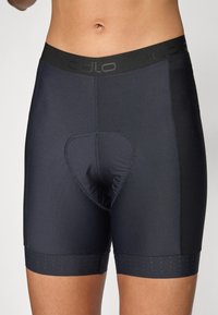Zwarte sportshorts met elastische tailleband, voorzien van een gevoerd zitvlak en perforeerde onderrand voor ventilatie. Glad, nauwsluitend materiaal.
