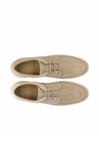 Zapatos casuales de ante beige con punta redonda, diseño de cordones y una marca minimalista en el interior. Textura suave adecuada para el uso diario.