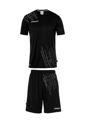 Ensemble de t-shirt et de shorts de sport noirs avec un motif diagonal texturé en blanc. Il possède un col rond et une taille élastique pour plus de confort.
