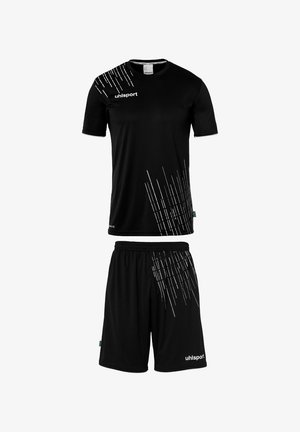 Sort atletisk sæt bestående af skjorte og shorts med et struktureret, diagonalt hvidt mønster. Har en rund krave og elastisk talje for komfort.