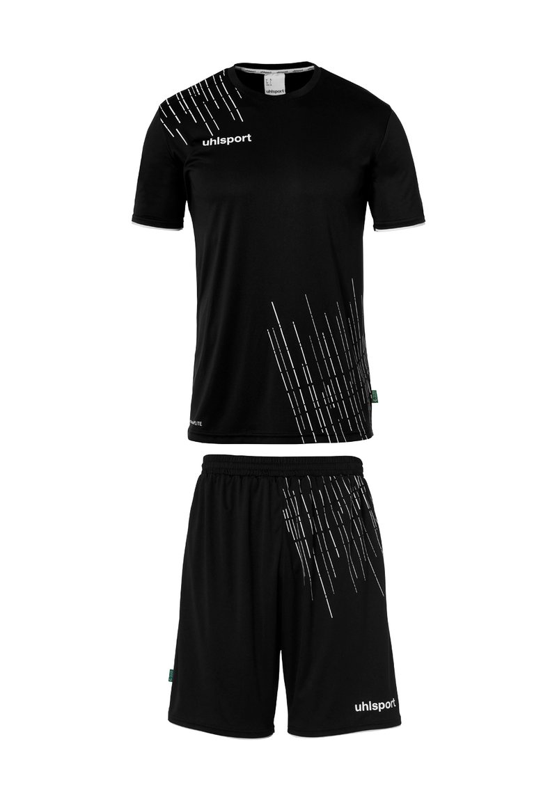 Sort atletisk sæt bestående af skjorte og shorts med et struktureret, diagonalt hvidt mønster. Har en rund krave og elastisk talje for komfort.