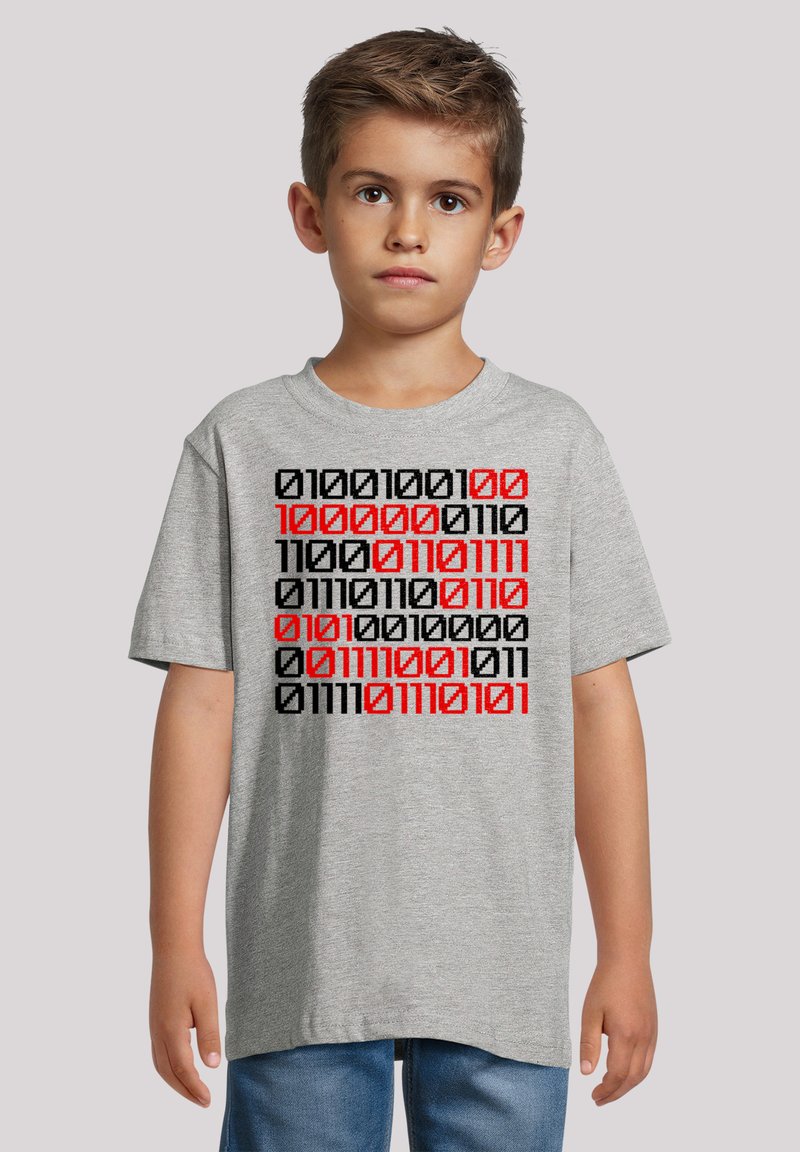 Graues T-Shirt mit kurzen Ärmeln, das auf der Vorderseite ein Grafikdesign in Binärcode in Rot und Schwarz zeigt. Rundhalsausschnitt; lockere Passform.