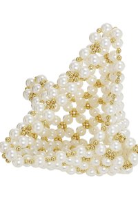 Un gruppo di perle bianche tonde e palline d'oro disposte in un design a spirale geometrica. Presenta una texture liscia e una finitura lucida.
