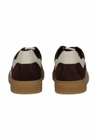 Baskets en suède bordeaux avec des accents en cuir beige et une semelle en caoutchouc beige. Présentent un col rond rembourré et un logo embossé sur le talon.