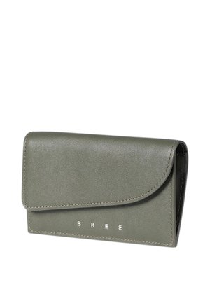 Olivgrüne Lederbrieftasche mit gewölbtem Klappverschluss und weißem "BREE" Logo auf der Vorderseite, sichtbare Nähte entlang der Ränder.