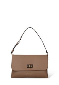 Bruine leren handtas met een getextureerd oppervlak, een plat ontwerp, een zwarte schouderriem en een gesp in goudkleur. Heeft de merknaam gegraveerd aan de voorkant.