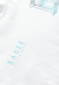 Bílá bavlněná tričko s modrým grafickým designem a textem "BAKER by TED BAKER" v modrých velkých písmenech na přední straně.