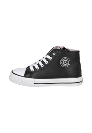 Zapatilla alta de cuero negro con puntera de goma blanca, cierre con cordones y un parche de logo circular en el lateral. Tiene una suela blanca.