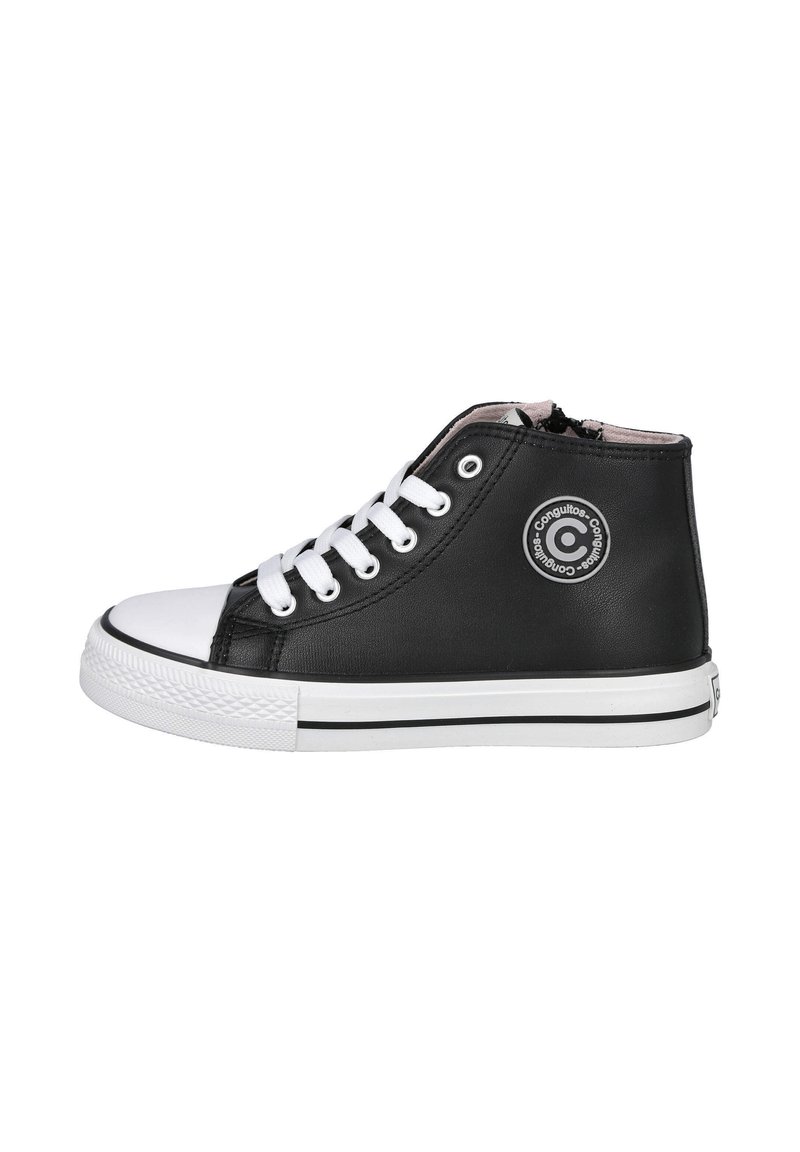 Zapatilla alta de cuero negro con puntera de goma blanca, cierre con cordones y un parche de logo circular en el lateral. Tiene una suela blanca.