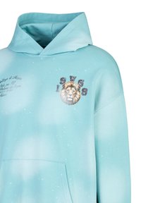 Helles blaues Hoodie mit einer Kordelzugkapuze, Fronttasche und einem Löwen-Graphic mit Text. Das Material scheint weich mit einer subtilen Textur zu sein.