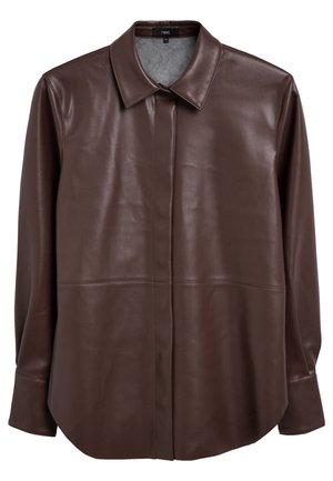 Chemise marron à manches longues en similicuir avec col pointu, boutons dissimulés sur le devant et détail de couture horizontale sur la poitrine.