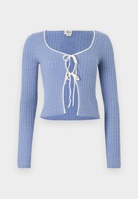 Maglione corto azzurro chiaro a coste con maniche lunghe, caratterizzato da una chiusura a fiocco bianca al colletto e motivi a maglia strutturati su tutta la superficie.