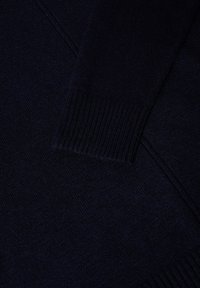 Marineblauer Strickpullover mit strukturiertem Finish, gerippten Bündchen und entspanntem, weichem Erscheinungsbild.